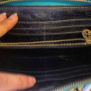 Used Tory zip around wallet. In good shape.